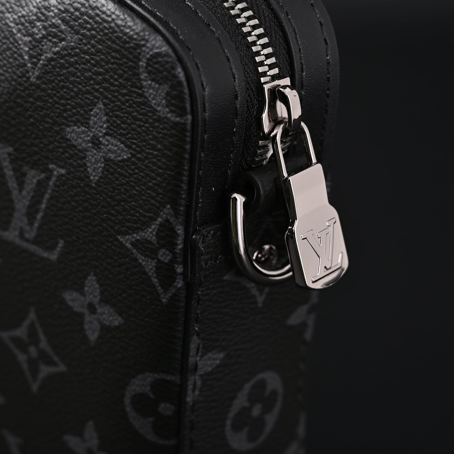Louis Vuitton Discovery Pochette MM – Monogram Eclipse