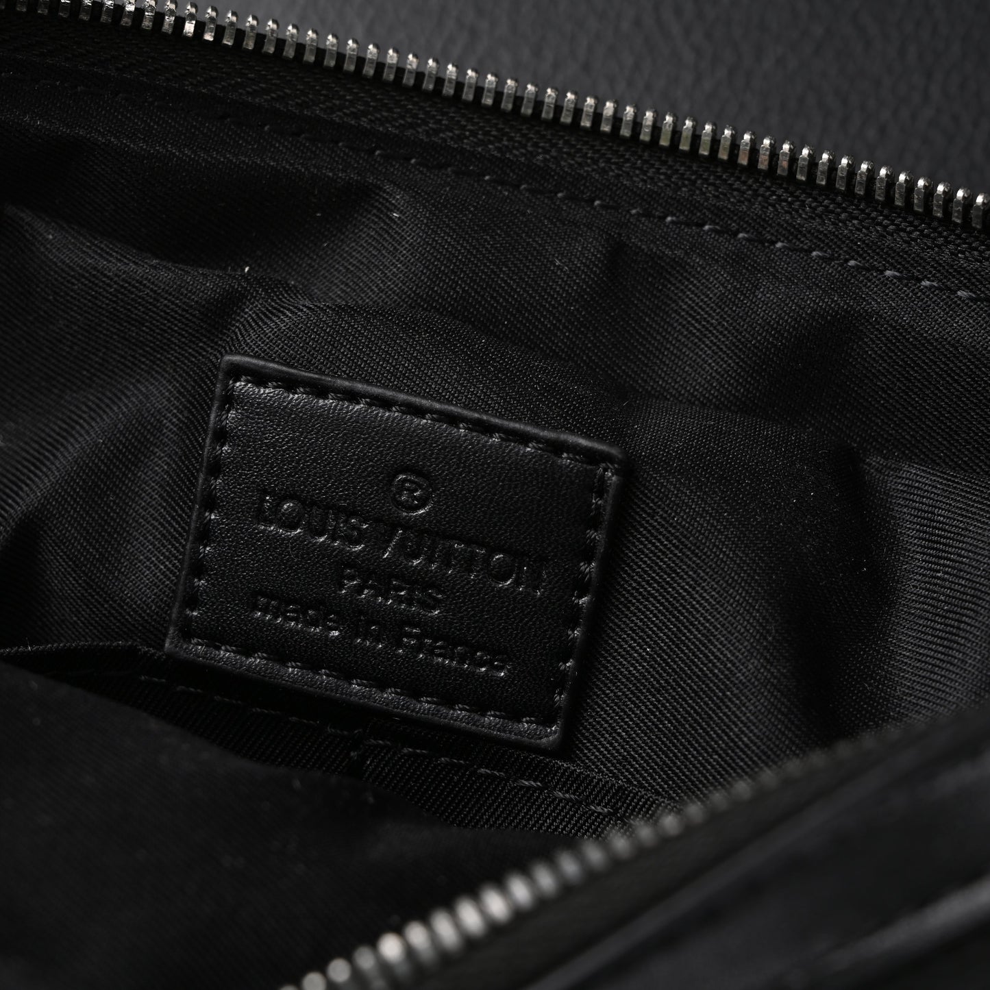 Louis Vuitton Discovery Pochette MM – Monogram Eclipse