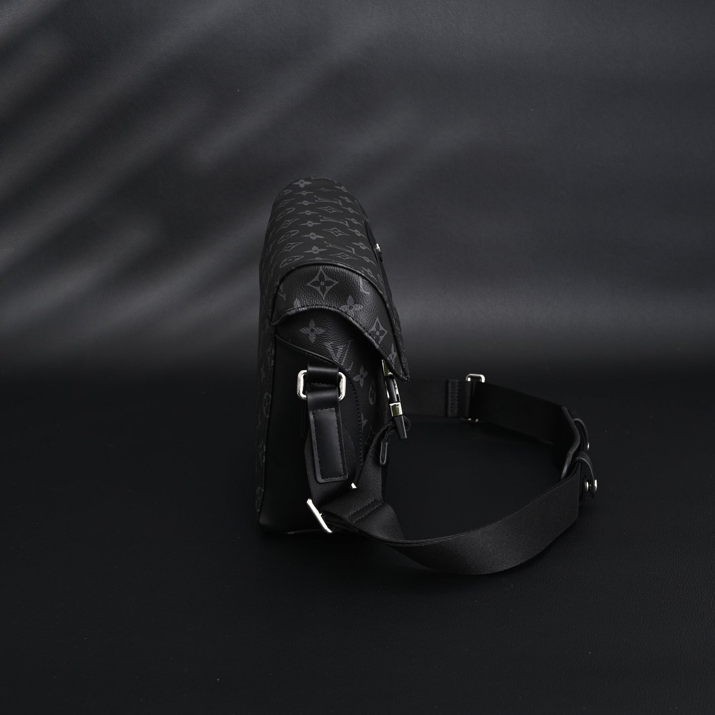 Louis Vuitton Messenger Bag – Monogram Eclipse Canvas