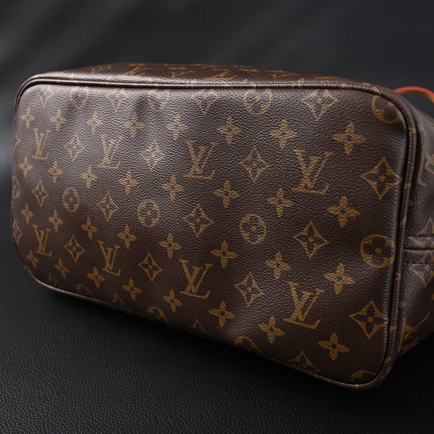 Louis Vuitton Neverfull MM Tote Bag – Monogram Canvas with Red Interior